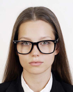 Foto com armação de óculos muito grossa